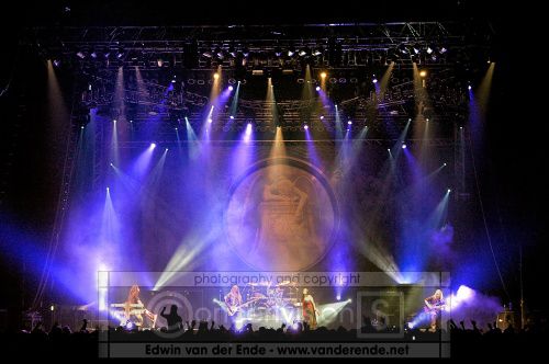 nightwish2004arenaoberhausen_end129.jpg