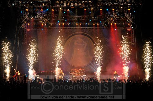 nightwish2004arenaoberhausen_end140.jpg