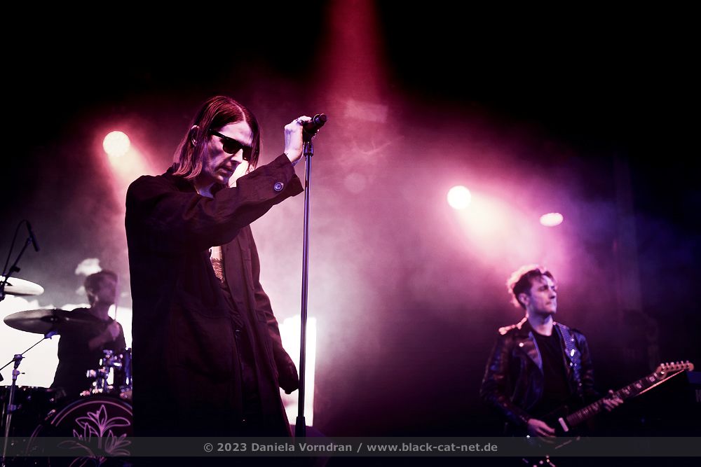 18 coldcave D4S5565 klein
