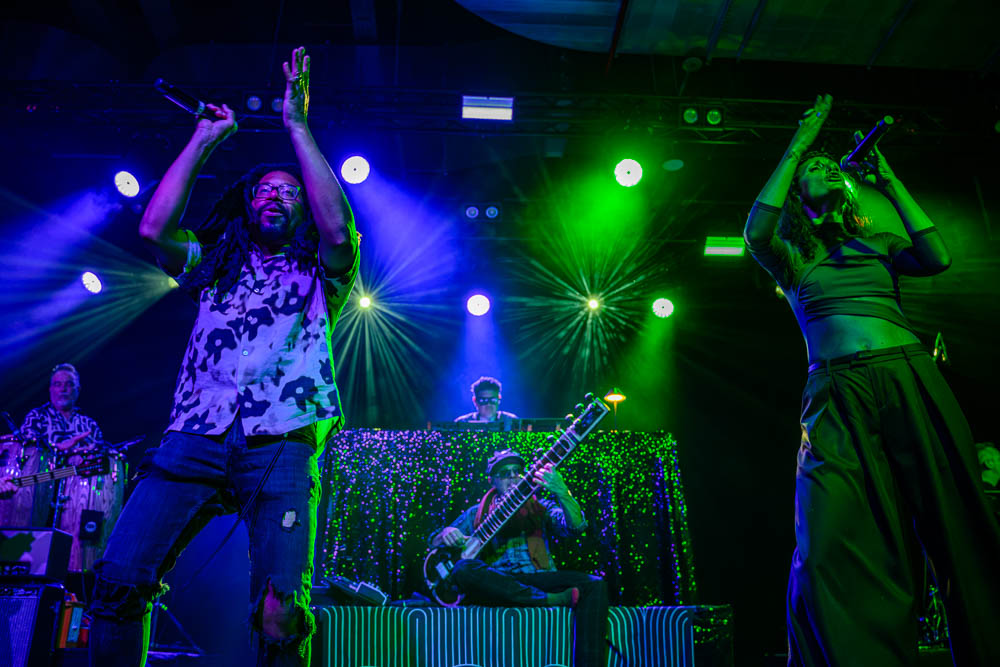 260726 ThieveryCorporation CarlswerkVictoria Koeln 9100